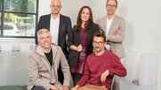 Das Team um Chefredaktorin Désirée Pomper: Gaudenz Looser (l.), Daniel Waldmeier (stehend), Basil Honegger, Côme Gallet (r.)... (Bild: 20min/Celia Nogler)