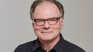 Oberholzer machte Karriere als Filmredaktor bei Radio24 und hat jetzt ein Buch geschrieben über seine ersten 12 Lebensjahre in einem Kinderspital...        (Bild: Zeljko Gataric/zVg))