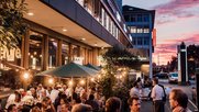 IAA Swiss Chapter & IAA Swiss Young Professionals mit Gästen am Grill an der Barbecue Party...