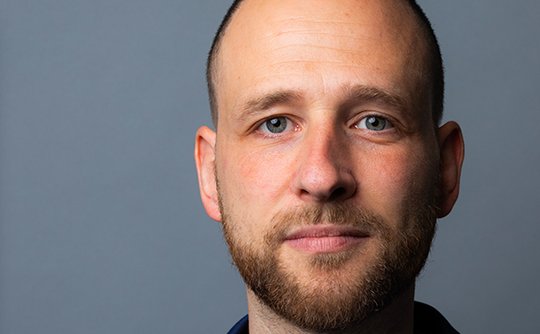 In den Kränzen: «SonntagsBlick»-Vize Fabian Eberhard... (Bild © Ringier)