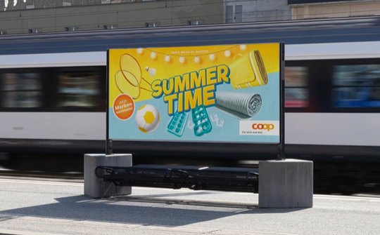 Picknickdecke, Badminton-Set, Fussball: Mit einer Sammelaktion bereitet Coop auf die Zeit im Freien vor... (Bild: zVg)