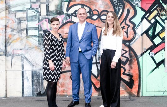 Der frischgewählte Präsident Andreas Hugi mit Geschäftsführerin Audrey Arnold (links) und der ebenfalls neu gewählten Vizepräsidentin Laura Jenny... (Bild zVg)