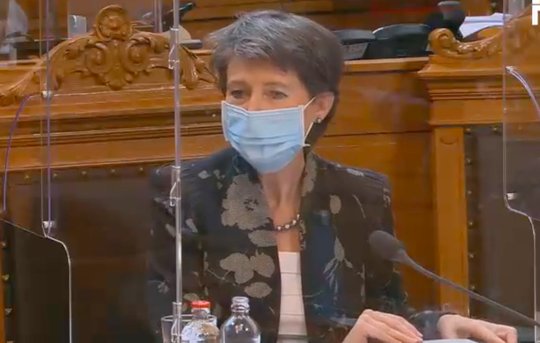 Medienministerin Simonetta Sommaruga zweifelt, ob man die Aufsicht über so unterschiedliche Unternehmen wie Swisscom, SBB oder SRG unter einen Hut bringen kann. (Bild parlament.ch)