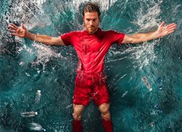 Xabi Alonso präsentiert das Trikot aus Plastik.
