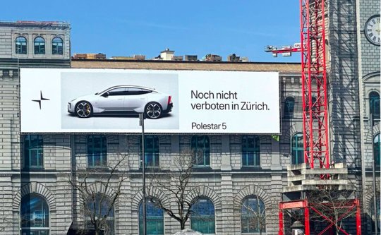 Das grossformatige Poster am Fraumünster sorgte für Zündstoff... (Bild: zVg)