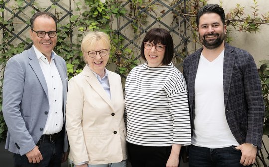 Starten die Zusammenarbeit mit einer «Tomaten»-Ausgabe: Mitinhaber von «le menu» Jürg Rykart, Annemarie Wildeisen und Florina Manz sowie Valentin Kälin, Mitinhaber von «le menu»… (v.l., Bild: Medienart/zVg)