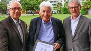 Der Preisträger Daniel Mange (Mitte) zusammen mit Gerhard Lob, Präsident der Bahnjournalisten Schweiz (links), und Jurypräsident Peter Moor-Trevisan. (Bild: zVg)