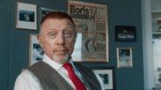 In einem TV-Spot für das Unternehmen Fensterversand wirft Boris Becker das Geld mit vollen Händen zum Fenster hinaus...    (Screenshot Spot)