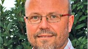 Der bisheriger Herausgeber Andreas Nievergelt übergibt sein «Baby» an Yvonne Russi von der Glattfelder Firma Mondstaub... (Bild: www.sb8180.ch)