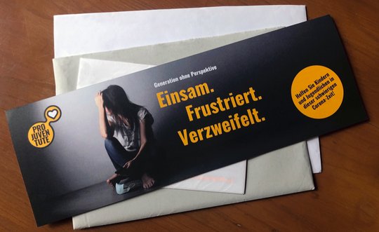 Es ist ernst: Überbreites Extremformat und plakative Schlagworte machen auf die Not der Corona-Jugend aufmerksam. (Bild zVg)