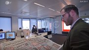 Ein Bild aus für ihn noch besseren Zeiten: Julian Reichelt 2017 zu Beginn seiner Karriere als Chef im Newsroom der «Bild»-Zeitung...   (Screenshot einer ZDF-Dokumentation)  