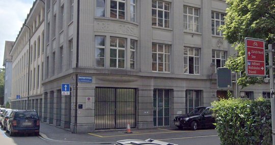 Bei der Orell Füssli AG am Sitz an der Zürcher Dietzingerstrasse werden für 2028 ambitionierte Ziele angekündigt: einen Umsatz von 300 Millionen Franken und eine EBIT-Marge von mindestens 8 %...  (Bild: Hauptsitz Orell Füssli/Screensh.)