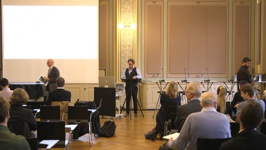 Der Politologe Nenad Stojanović (l.), der heute an der Universität Genf forscht, hat das Wort an fög-Direktor Mark Eisenegger übergeben… (Screenshot Livestream Medien Konferenz)