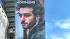 Hoffnungsvolles Megaposter am Baugerüst am Turm des Kirchgemeindehauses Wipkingen an der vielbefahrenen Zürcher Rosengartenstrasse... (Bild: zVg)