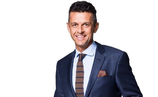 Musste wegen einer Krankheit die Karriere im Sport beenden und wurde in der Folge zum Starmoderator: Jann Billeter...                (Bild: SRF)