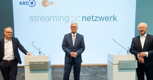 SWR-Intendant Kai Gniffke (l.), ZDF-Intendant Thomas Bellut und WDR-Intendant Tom Buhrow bei der gemeinsamen Medienkonferenz in Maiz...   (Bild: tagesschau.de)