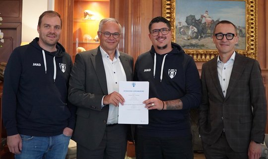 Lukas Fehr, Vorstand FC Bad Ragaz, CEO vom Grand Resort Bad Ragaz Klaus Tschütscher, Flurin Vetsch, Präsident FC Bad Ragaz, und Lukas Kreienbühl, CFO Grand Resort Bad Ragaz (v.l.)...     (Bild: GRBR/zVg)