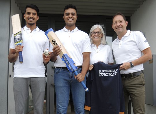 Mr. Cricket und seine Crew: Ashwin Vinod, Jai Sinh, Judith Niggli und Roger Feiner (r. aussen) vor der Geschäftsstelle auf der Forch...    (Bild zVg/TRE)