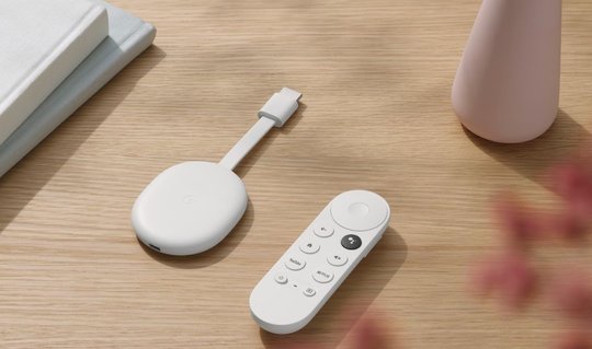 Ab dem 18. Oktober ist das TV-Streaminggerät und Fernbedienung im Schweizer Handel für 40 Franken in der Farbe Schnee erhältlich…             (Bild: Google) 