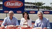 CEO der Formel 1, Stefano Domenicali (l.), mit Ilaria Lodigiani, Chief Category und Marketing Officer Barilla Group, und Paolo Barilla, Vize-Präsidenten der Barilla Group... (Bild: Barilla/zVg)