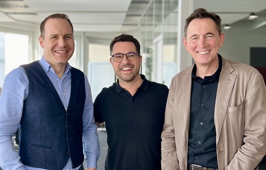  Oliver Frommenwiler (l.) wechselt zu Tobias Gläser von Glaswerk Consulting (Mitte). Steven Loepfe (r.)  (Bild zVg)