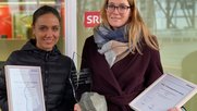 Journalistinnen Anielle Peterhans (l.) und Nina Blaser erhalten den Preis für die Aufdeckung des Preispokers für das Krebsmedikament «Perjeta» des Pharmakonzerns Roche...