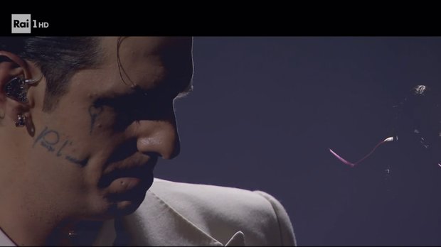 Achille Lauro und Sopranistin Valentina Gargano singen in Sanremo im Gedenken der Opfer von Crans Montana...  (Bild: Screenshot raiplay.it)