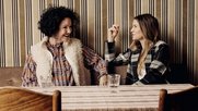 Die Journalistinnen Claudia Senn (l.) und Michèle Roten schreiben abwechselnd die neue Kolumne «Sandwich»… (Credit Joël Hunn/Medienart, zVg)