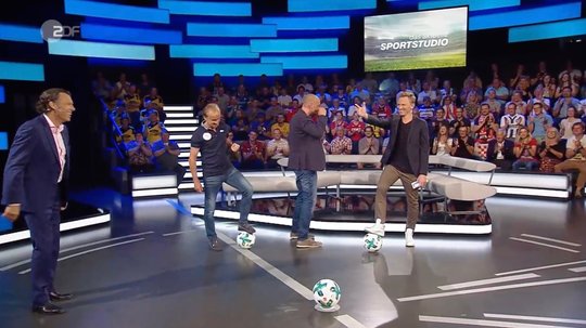 So gefiel es Urs Meier: Beim Torwandschiessen am 14. Juli 2018 im «aktuellen Sportstudio» des ZDF... (© sreenshot sprtstudio)
