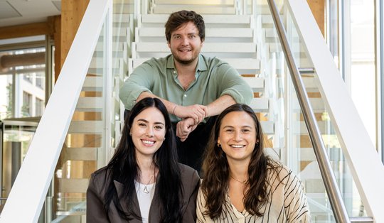 Der neue Wirtschaftschef Silvan Haenni und Lea Sulzberger (l.), neue Leiterin Social Media, sowie Lucrezia Steiner, Leiterin Digital Distribution... (Bild 20min/Marco Zangger, zVg)