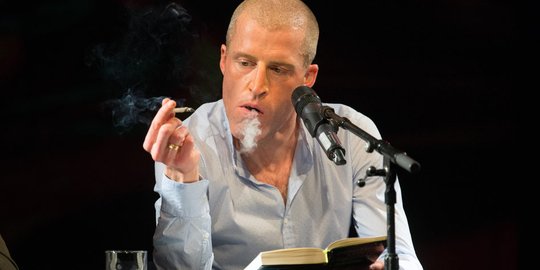 Bläst Benjamin von Stuckrad-Barre nur Rauch aus oder birgt sein nächster Roman tatsächlich eine Bombe...      (Bild: Die Tageszeitung)