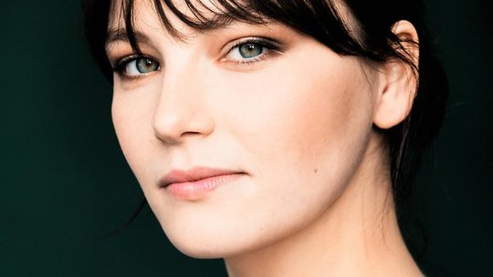 Eine gewisse Ähnlichkeit lässt sich nicht verleugnen: Devrim Lingnau wird in die Fussstapfen von Romy Schneider treten....     (Bild: Netflix)