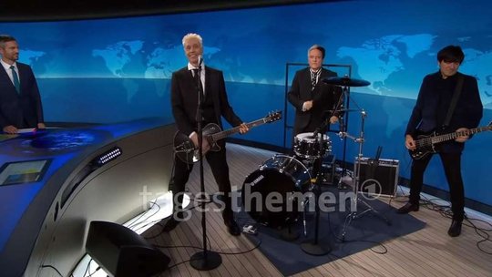 Die Punkmusiker Farin Urlaub, Bela B. und Rodrigo Gonzalez eröffneten neben Moderator Ingo Zamperoni die ARD-«Tagesthemen»…