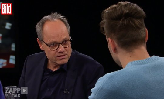 ARD-Chef Kai Gniffke verteidigt im NDR-Talk «Zapp» sein überhöhtes Gehalt und rastete bei kritischen Fragen aus…           (Screenshot NDR/Bild TV)