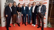 1 Frau & 6 Männer: C-Films-Produzent Peter Reichenbach, Schauspieler Martin Vischer, «Betty Bossi»-Darstellerin Sarah Spale, Coop-CEO Philipp Wyss, Lars Feldmann (Betty Bossi), Regisseur Pierre Monnard und Drehbuchautor André Küttel (v.l, Bild: zVg/B.B.)
