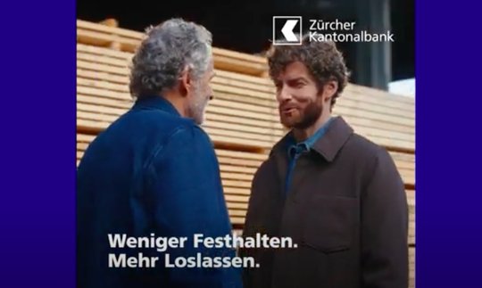 Die Kampagne inszeniert die ZKB als «nahe» Bank... (Bild: Screenshot Youtube)