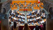 Den National- und Ständerat treibt die Sorge um, dass die Medien in der Schweiz durch die internationalen KI-Dienste verdrängt werden könnten... (Bild: parlament.ch)