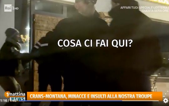 Auf offener Strasse und vor laufender Kamera wurden die italienischen Journalisten angegangen... (Bild: Screenshot KR)