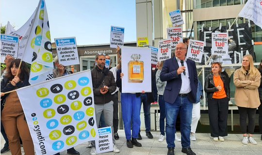 Unter dem Banner der hauseigenen Zeitungen «Tribune de Genève» und «24 heures» protestierten am Montag Tamedia-Mitarbeitende in Lausanne. (Bild © Syndicom)