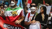 Weltweit gingen die Menschen in Solidarität mit den Protesten im Iran auf die Strassen, wie hier in Jakarta am 18. Oktober... (Bild: © picture alliance / AA / Eko Siswono Toyudho)