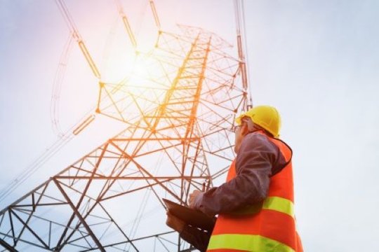 Die Netzinfrastruktur-Arbeitnehmenden stellen die Kapazität und die Qualität der wichtigen Infrastruktur-Netze in der Stromversorgung, im öffentlichen Verkehr und in der Telekommunikation sicher...            (Bild: Syna)