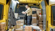 Um die Paketflut in der Weihnachtszeit zu bewältigen hat die Post 300 Lieferwagen zusätzlich gemietet... (Bild: Post)