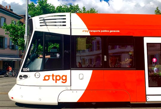 Transports publics genevois (TPG): Nach finanziellen Rückschlägen wird die Vermarktung der Werbeflächen in Bussen und Strassenbahnen ausgelagert. (Bild Wikipedia)