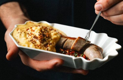 Der Koch Niklas Oberhofer interpretiert die Currywurst neu... (Bild: zVg)