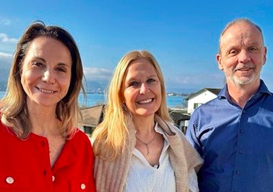 Stadtpräsidentin Barbara Dillier flankiert von der ehemaligen SRF-Sport-Moderatorin Regula Späni (l.) und Ex-SRF-Sport-Moderator Stefan Bürer... (Bild zVg/Stadt Rapperswil)