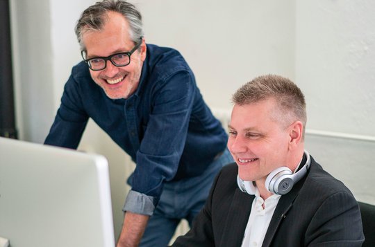 «Bei manchen Unternehmen empfiehlt sich ein lauterer Start. Aber too much ist immer too much», sagt der Leiter Kreation Uwe Schlupp (links), hier mit CEO Daniel Krieg. (Bild zVg)