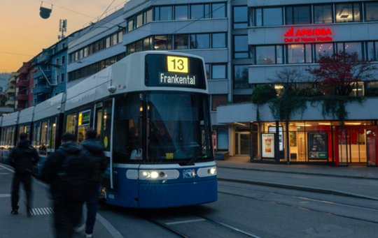 Werbung in und auf Trams und Bussen: Die Allgemeine Plakatgesellschaft sichert sich Grossauftrag in Zürich... (Bild: zVg)
