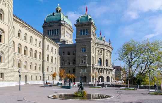 Wie schauen Medienschaffende den Politikerinnen und Politikern auf die Finger? (Bild © admin.ch)