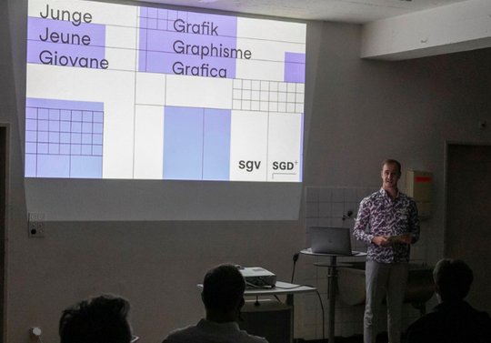 «In Schweizer Ausbildungsstätten wird grossartige Grafik gemacht»: Die jungen Grafiker präsentieren den neuen Award. (Bild zVg)