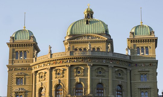 Das Parlament hat ein Hintertürchen eingebaut: In bestimmten Print-Titeln darf auch weiterhin Tabakwerbung geschaltet werden... (Bild: Wikipedia)